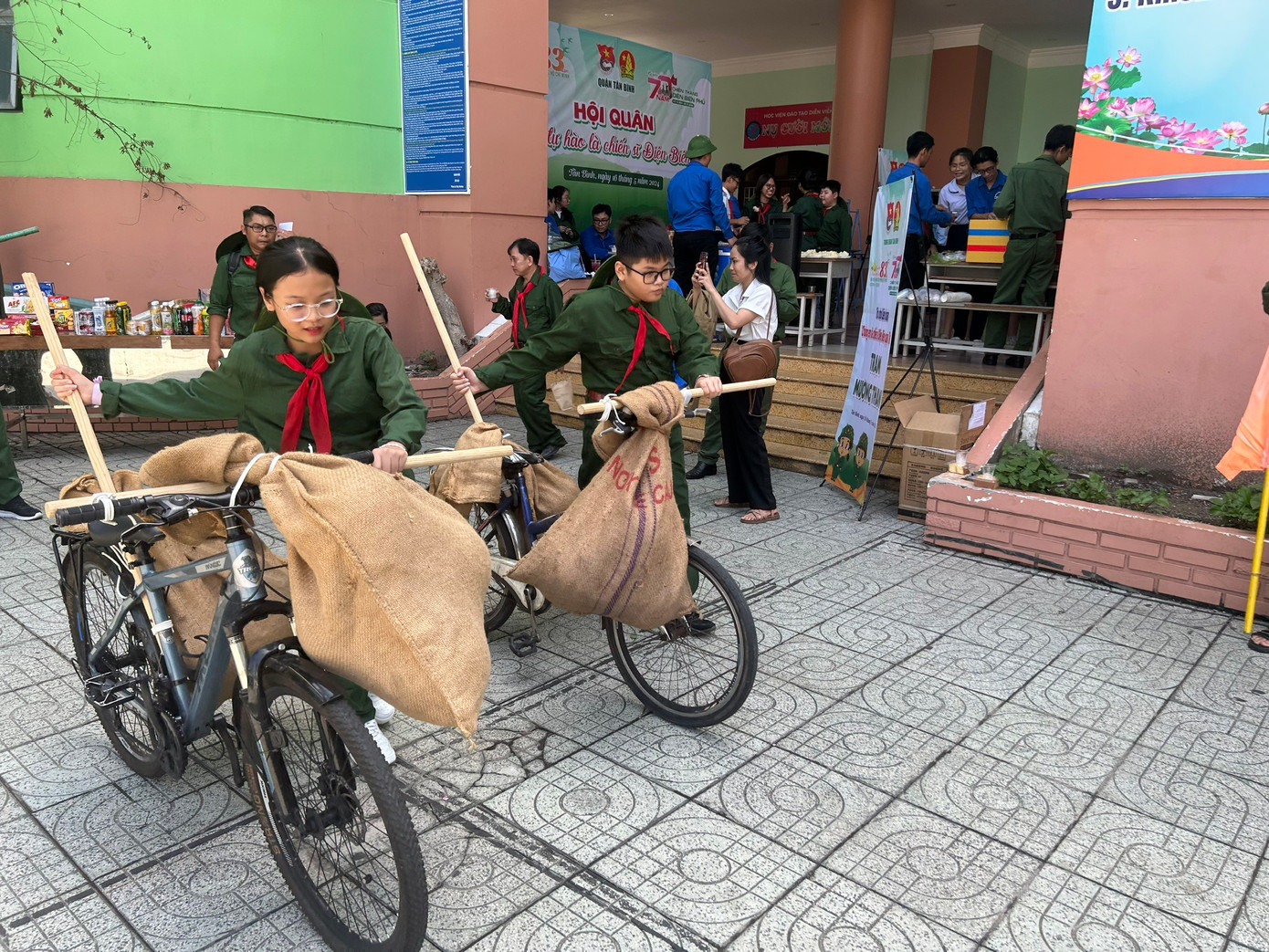 Tại ngày Hội quân, các "chiến sĩ nhỏ Điện Biên" được tham gia nhiều thử thách thú vị. Tại ngày Hội quân, các "chiến sĩ nhỏ Điện Biên" được tham gia nhiều thử thách thú vị.