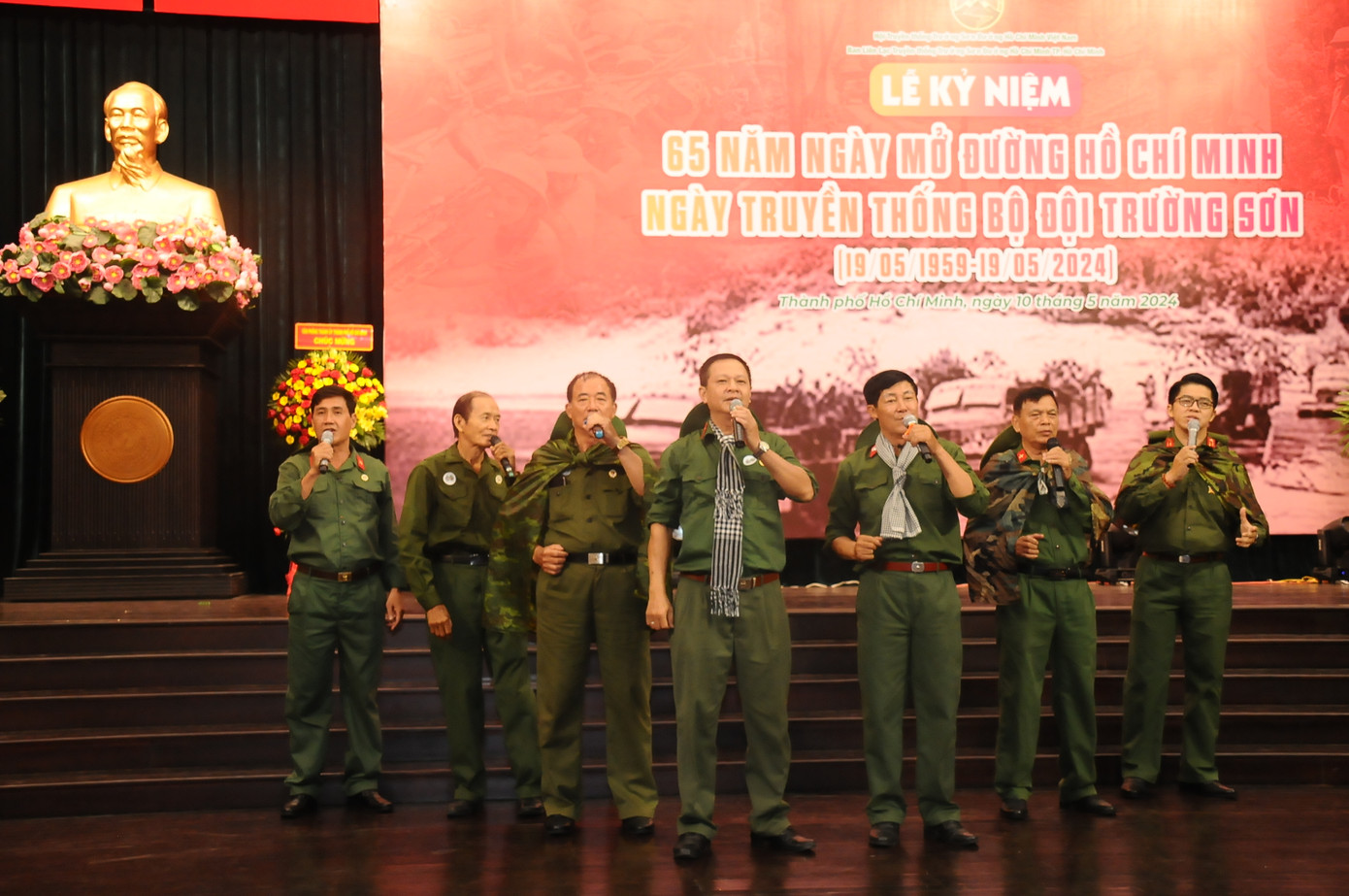 Tiết mục văn nghệ mở màn Lễ kỷ niệm 65 năm ngày mở đường Hồ Chí Minh - Ngày truyền thống bộ đội Trường Sơn. Tiết mục văn nghệ mở màn Lễ kỷ niệm 65 năm ngày mở đường Hồ Chí Minh - Ngày truyền thống bộ đội Trường Sơn.