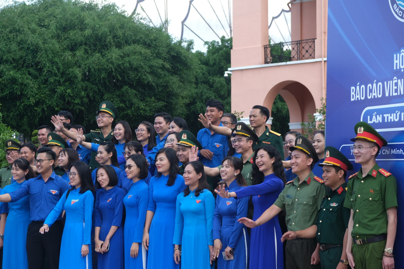 50 thí sinh rạng rỡ, đầy khí thế trong ngày khai mạc, sẵn sàng hướng đến vòng Bán kết diễn ra vào ngày 6/7. Ảnh: Phú Quang