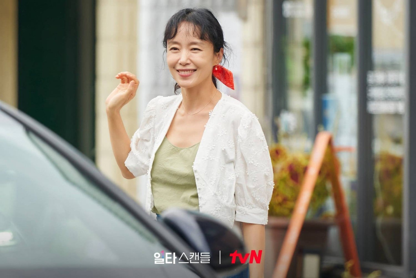 Tạo hình của Jeon Do Yeon trong Khóa học yêu cấp tốc. Ảnh: TVN.