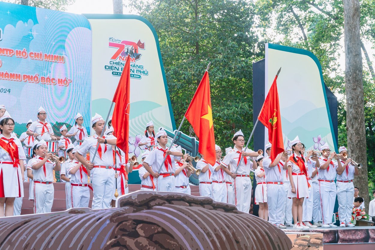 Đội viên, thiếu nhi TP.HCM rực rỡ trong chương trình Hội quân "Em là chiến sĩ Điện Biên thành phố Bác Hồ". Đội viên, thiếu nhi TP.HCM rực rỡ trong chương trình Hội quân "Em là chiến sĩ Điện Biên thành phố Bác Hồ".