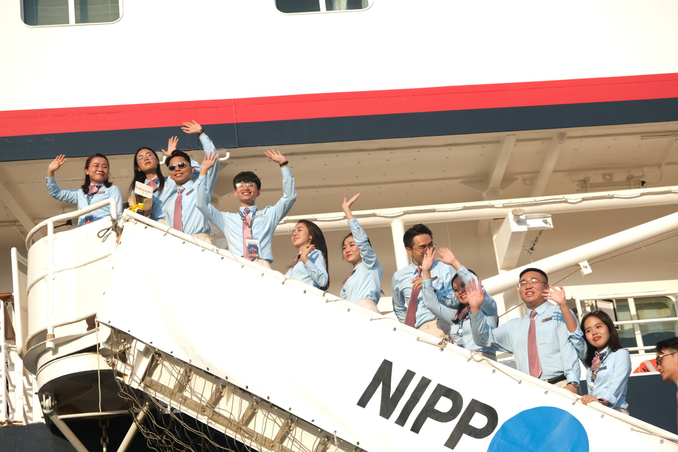 Đoàn đại biểu Việt Nam vẫy tay chào tạm biệt khi bước lên boong tàu Nippon Maru. Ảnh: Phú Quang