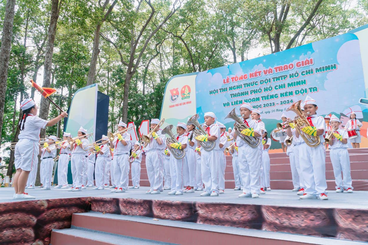 Đội viên, thiếu nhi TP.HCM rực rỡ trong chương trình Hội quân "Em là chiến sĩ Điện Biên thành phố Bác Hồ". Đội viên, thiếu nhi TP.HCM rực rỡ trong chương trình Hội quân "Em là chiến sĩ Điện Biên thành phố Bác Hồ".