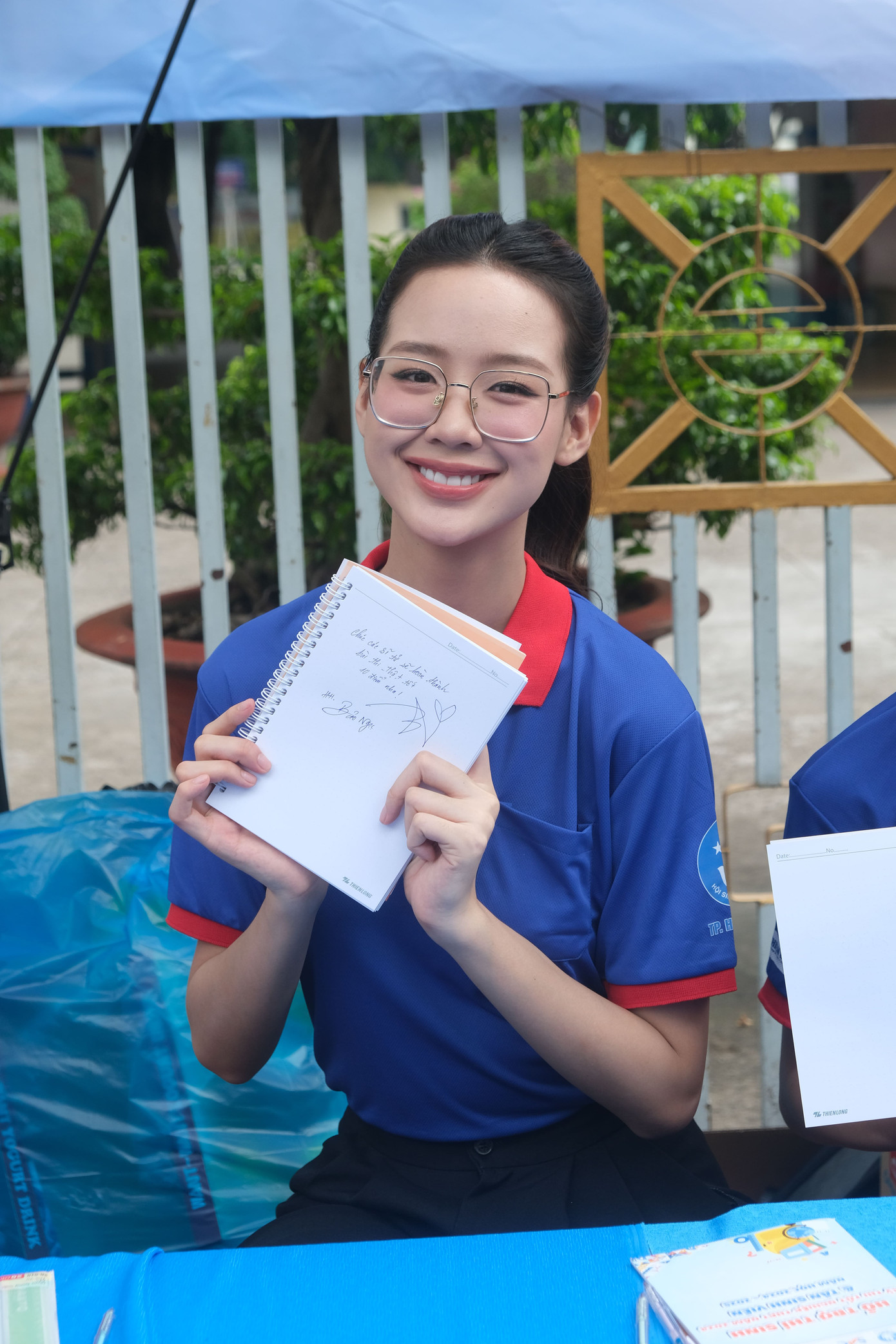 Dù cũng đang trải qua kỳ thi học kỳ, Hoa hậu Lê Nguyễn Bảo Ngọc vẫn nhiệt tình tham gia "Tiếp sức mùa thi".