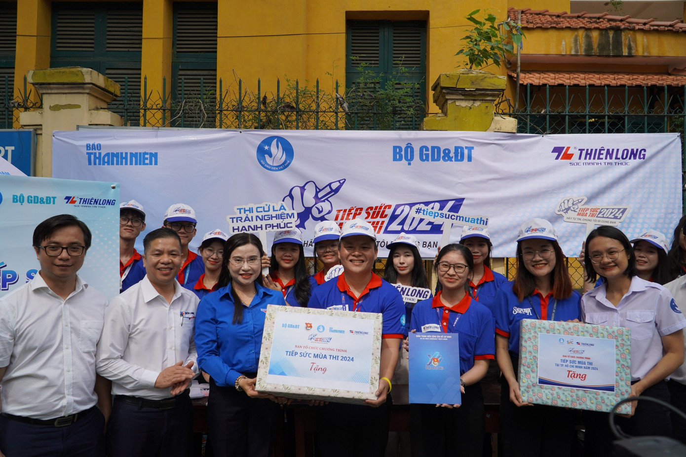 Đoàn đại biểu trao quà động viên chiến sĩ "Tiếp sức mùa thi" tại cụm thi trường THPT Trưng Vương (Q.1)