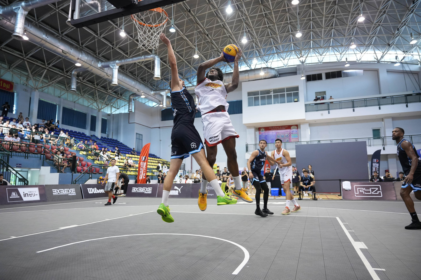 Jevonnie Scott (áo trắng), tân binh mang đến sự vượt trội về sức mạnh và thể hình cho Saigon Heat. Jevonnie Scott (áo trắng), tân binh mang đến sự vượt trội về sức mạnh và thể hình cho Saigon Heat.