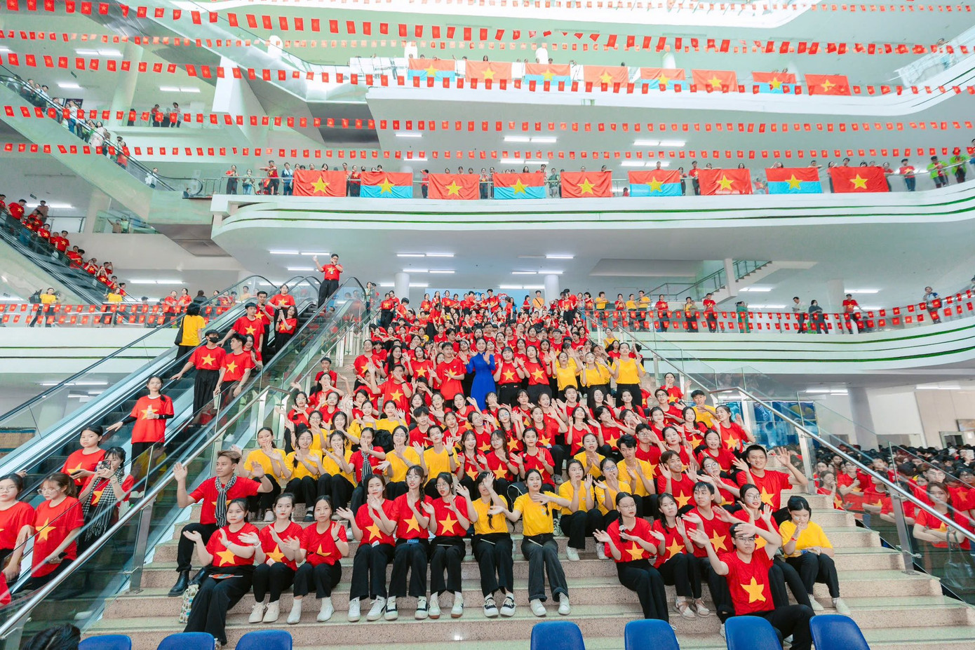 Toàn cảnh màn đồng diễn của 5.000 sinh viên TPHCM. Toàn cảnh màn đồng diễn của 5.000 sinh viên TPHCM.