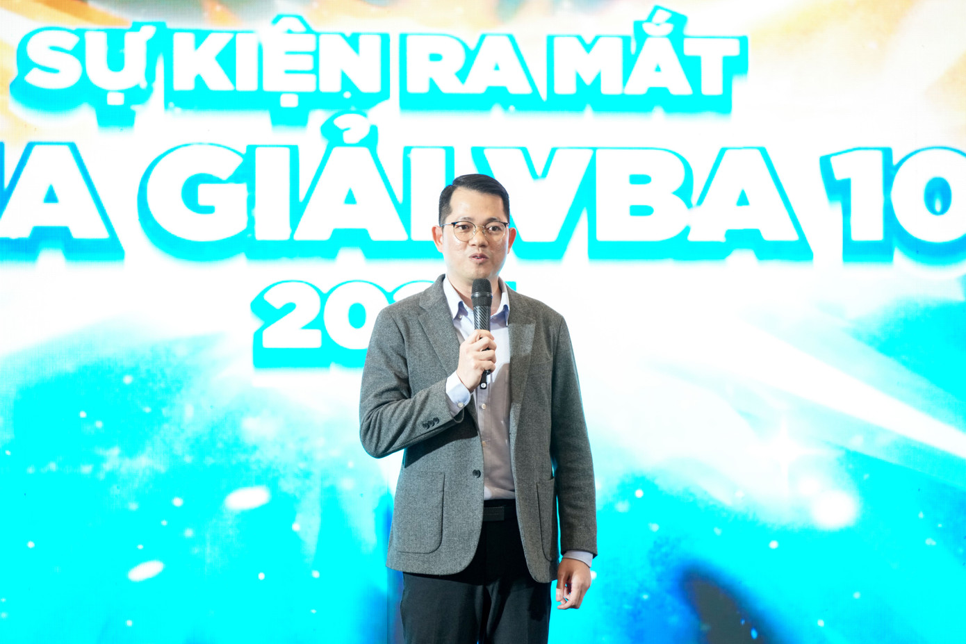 Ông Trần Chu Sa, Giám đốc điều hành VBA, công bố chiến lược của mùa giải thứ 10. Ông Trần Chu Sa, Giám đốc điều hành VBA, công bố chiến lược của mùa giải thứ 10.