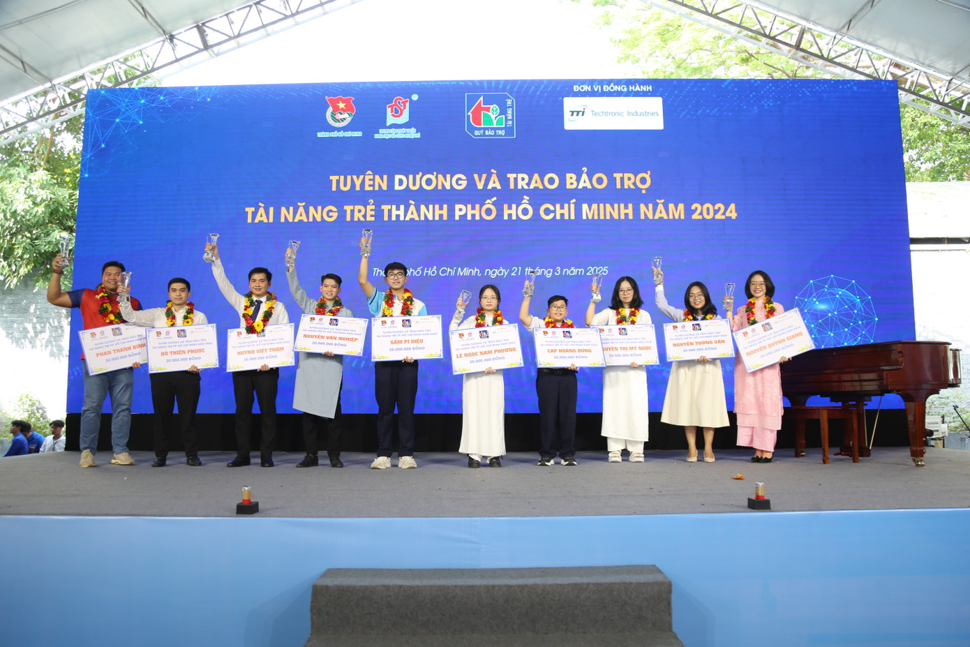 Quỹ Bảo trợ Tài năng trẻ TPHCM dành 240 triệu đồng hỗ trợ 12 tài năng trẻ trang trải chi phí học tập, nghiên cứu, tập luyện, thi đấu ở nước ngoài. Quỹ Bảo trợ Tài năng trẻ TPHCM dành 240 triệu đồng hỗ trợ 12 tài năng trẻ trang trải chi phí học tập, nghiên cứu, tập luyện, thi đấu ở nước ngoài.