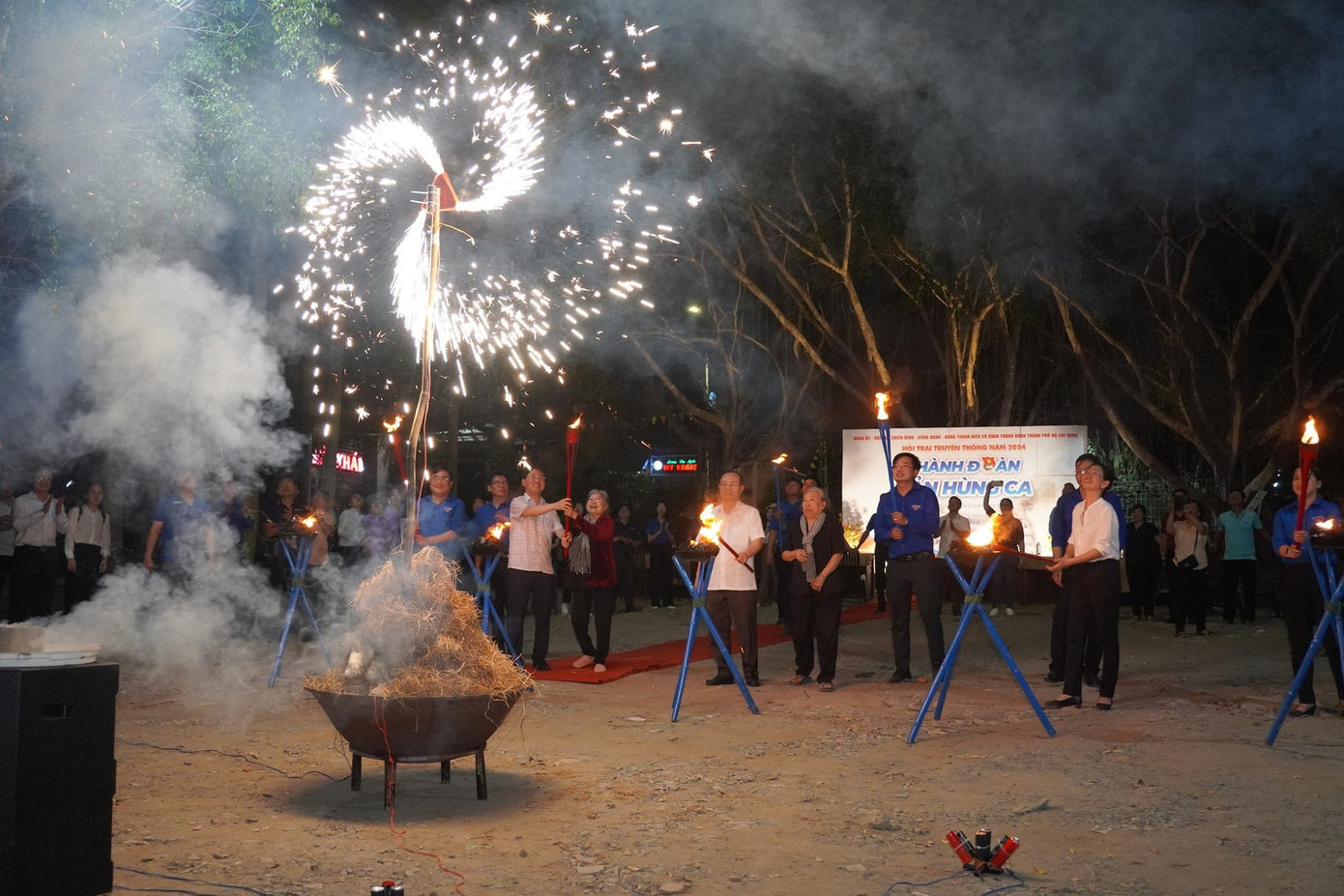 Buổi giao lưu "Thành Đoàn - Bản hùng ca" và nghi thức thắp lửa truyền thống. Buổi giao lưu "Thành Đoàn - Bản hùng ca" và nghi thức thắp lửa truyền thống.