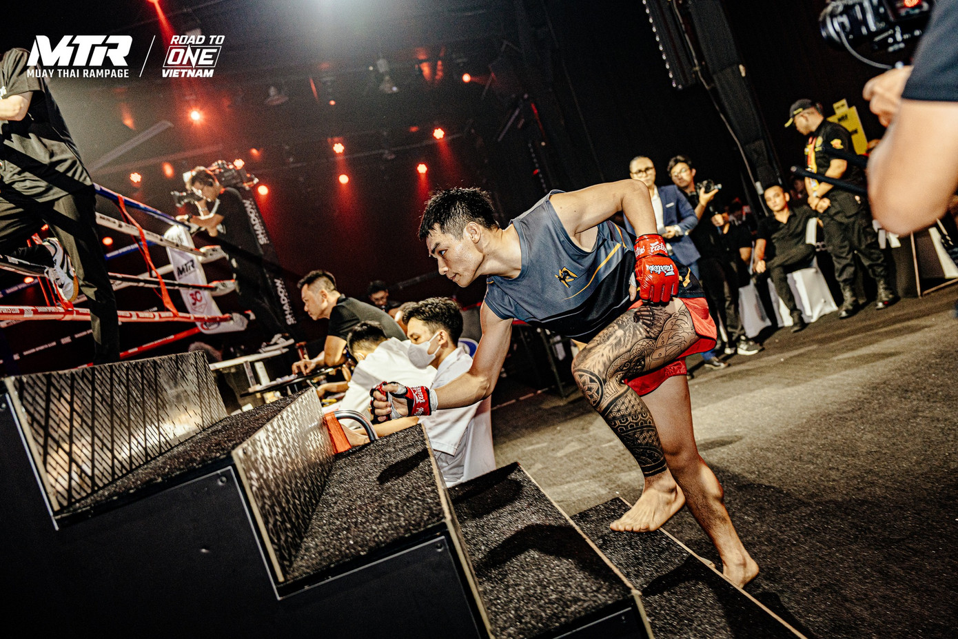 Chiến thắng tại Muay Thai Rampage, võ sĩ Muay Việt Nam tiến gần hơn đến "tấm vé vàng" thi đấu tại ONE Championship. Chiến thắng tại Muay Thai Rampage, võ sĩ Muay Việt Nam tiến gần hơn đến "tấm vé vàng" thi đấu tại ONE Championship.