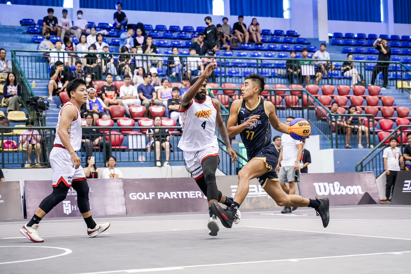 Màn tái xuất của cựu vô địch VBA 2016 - Stefan Nguyễn Tuấn Tú (áo đen). Màn tái xuất của cựu vô địch VBA 2016 - Stefan Nguyễn Tuấn Tú (áo đen).