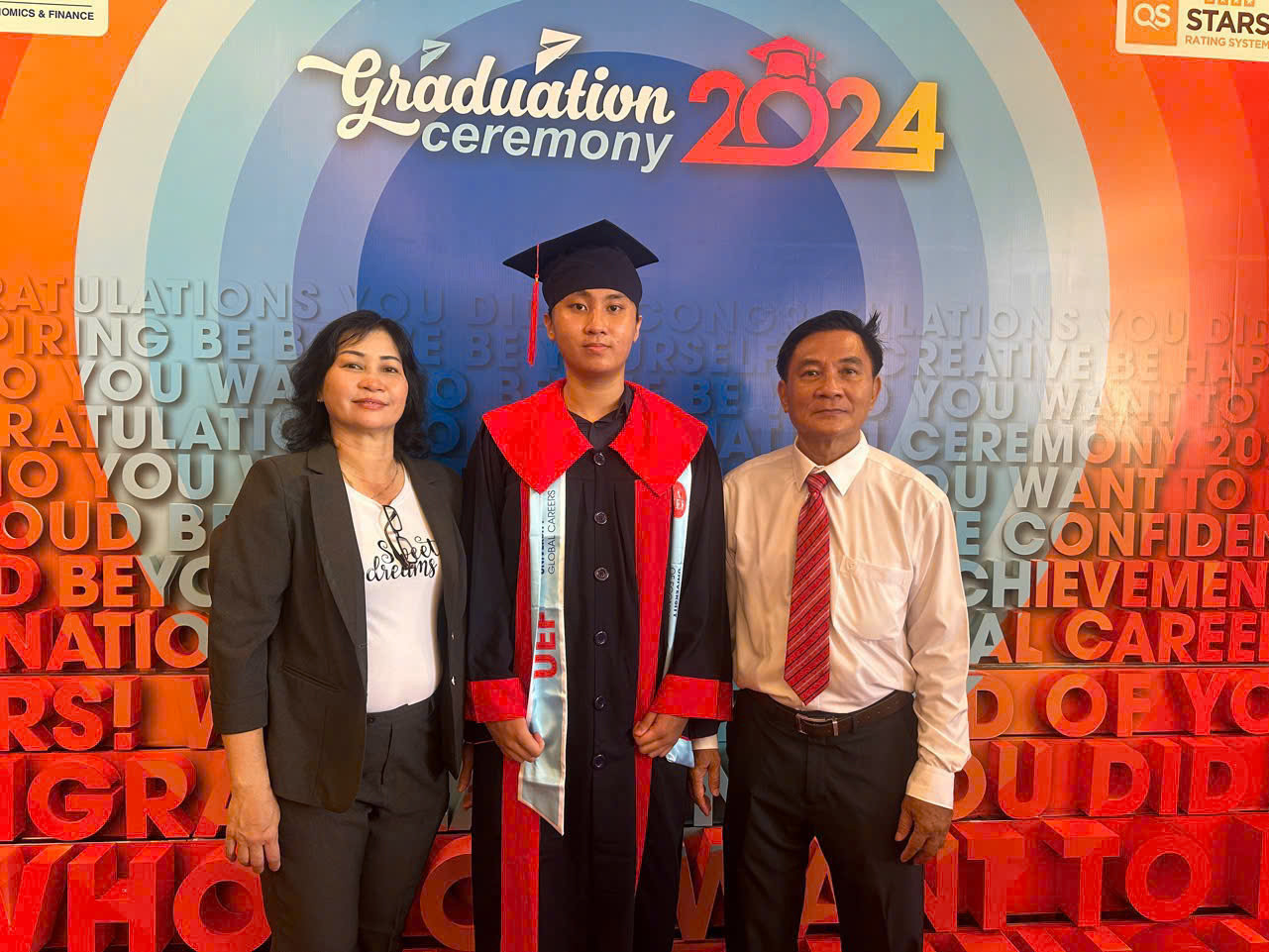Thiên Anh (giữa) cùng bố mẹ trong ngày tốt nghiệp Trường Đại học Kinh tế - Tài chính TPHCM.