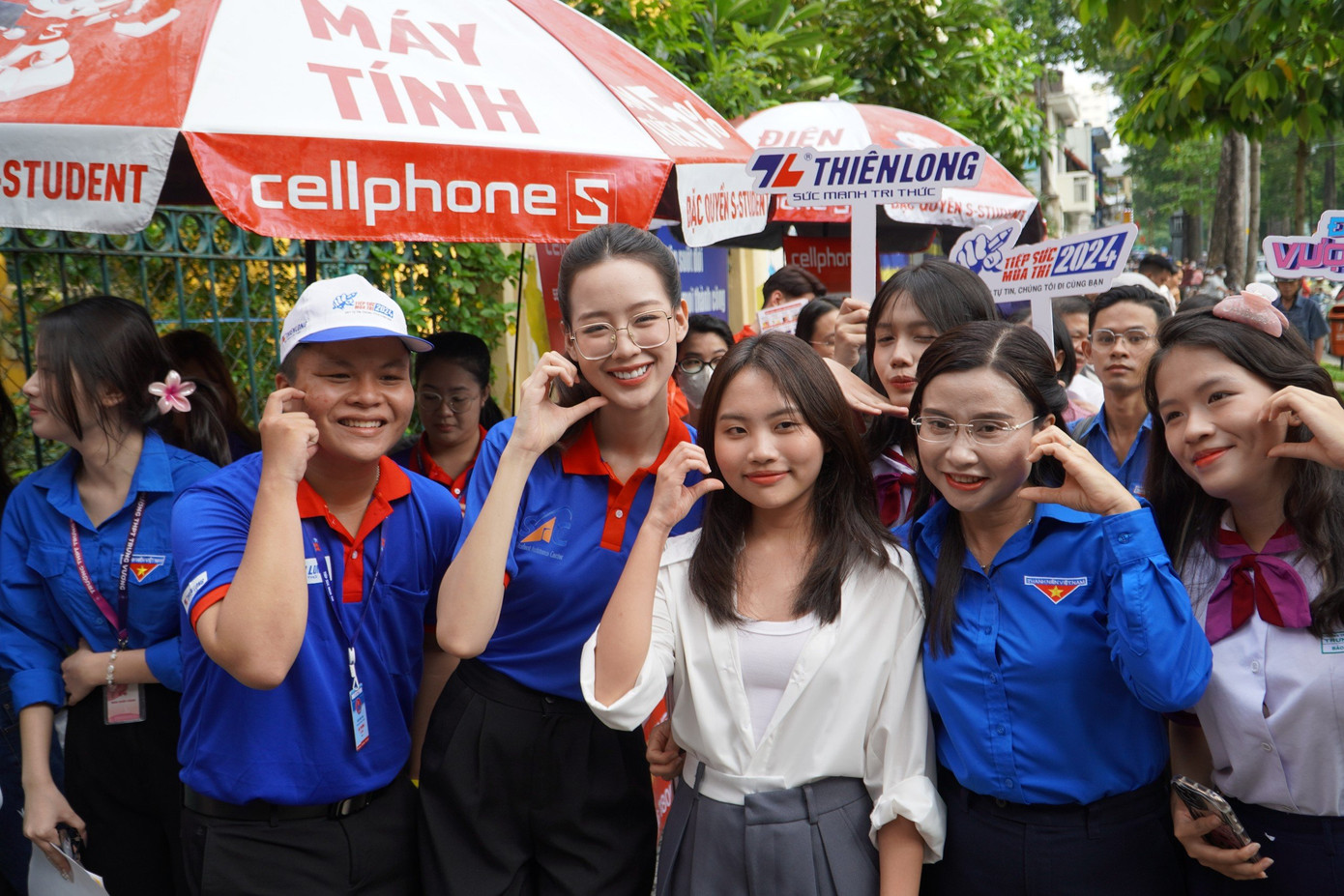 Đồng hành cùng chị Nguyễn Phạm Duy Trang - Bí thư T.Ư Đoàn, hoa hậu Lê Nguyễn Bảo Ngọc và ca sĩ Phương Mỹ Chi đã góp phần động viên tinh thần cho các thí sinh và tình nguyện viên trong ngày thi đầu tiên. Đồng hành cùng chị Nguyễn Phạm Duy Trang - Bí thư T.Ư Đoàn, hoa hậu Lê Nguyễn Bảo Ngọc và ca sĩ Phương Mỹ Chi đã góp phần động viên tinh thần cho các thí sinh và tình nguyện viên trong ngày thi đầu tiên.
