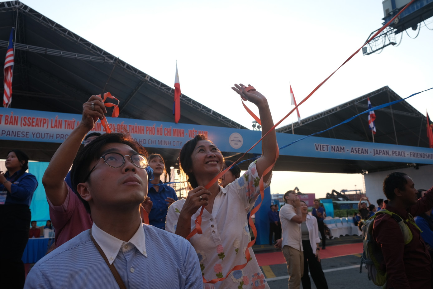 Dưới ánh hoàng hôn tại cảng Tân Cảng, đây có thể coi là một trong những khoảnh khắc đẹp nhất của chương trình Tàu Thanh niên Đông Nam Á - Nhật Bản năm nay. Ảnh: Phú Quang