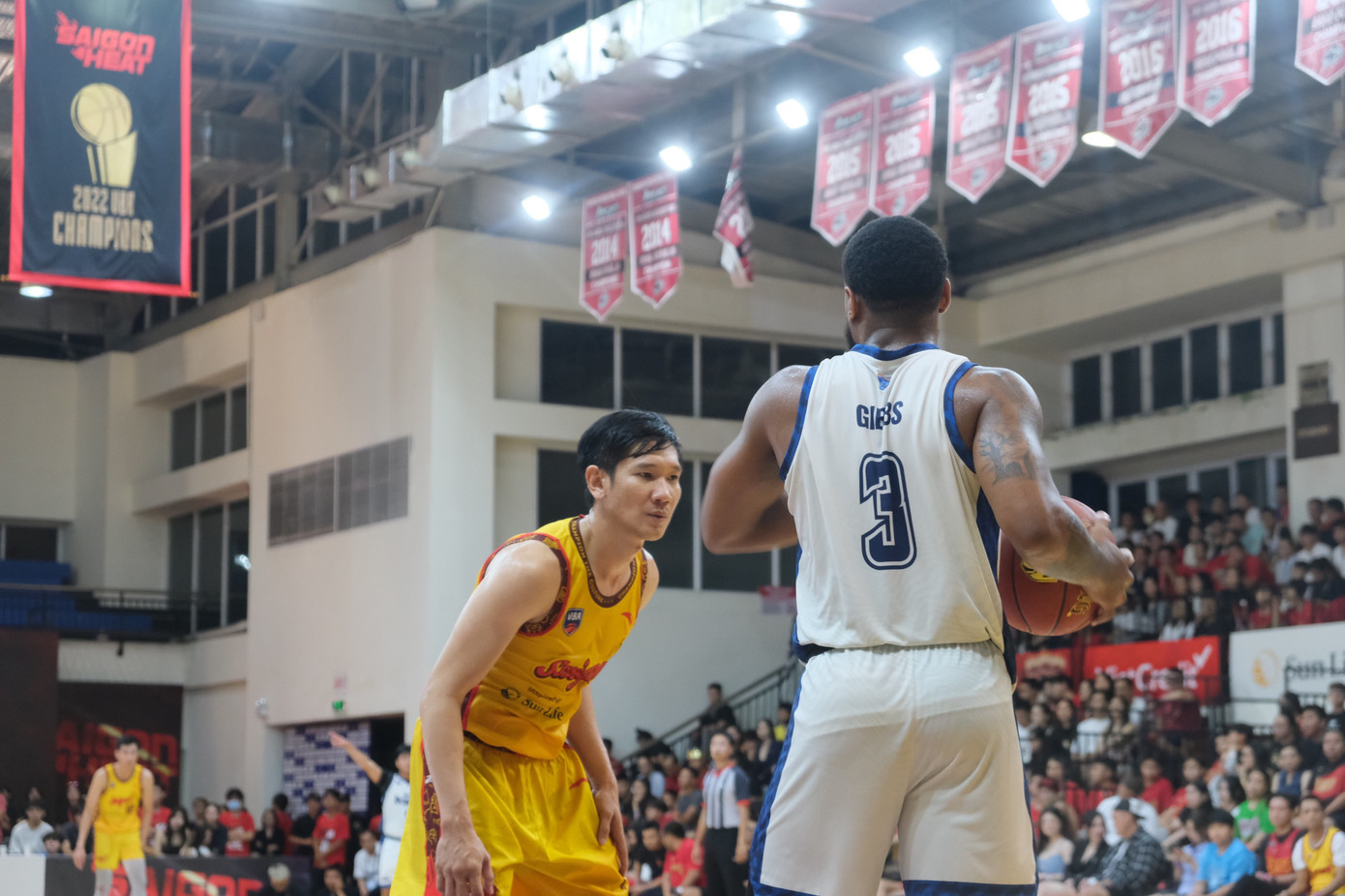 Dư Minh An theo kèm sát sao Madarius Gibbs suốt cả trận. Ảnh: Phú Quang Dư Minh An theo kèm sát sao Madarius Gibbs suốt cả trận. Ảnh: Phú Quang