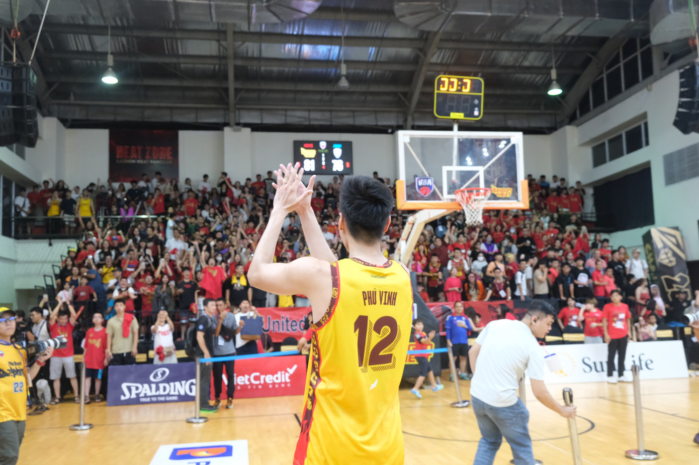 Lần đầu tiên Nguyễn Huỳnh Phú Vinh được ăn mừng vô địch tại sân nhà CIS. Ảnh: Phú Quang Lần đầu tiên Nguyễn Huỳnh Phú Vinh được ăn mừng vô địch tại sân nhà CIS. Ảnh: Phú Quang