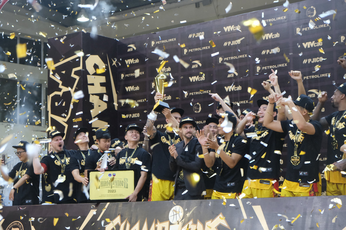 Saigon Heat bảo vệ thành công chức vô địch VBA lần thứ 4 liên tiếp. Ảnh: Phú Quang Saigon Heat bảo vệ thành công chức vô địch VBA lần thứ 4 liên tiếp. Ảnh: Phú Quang