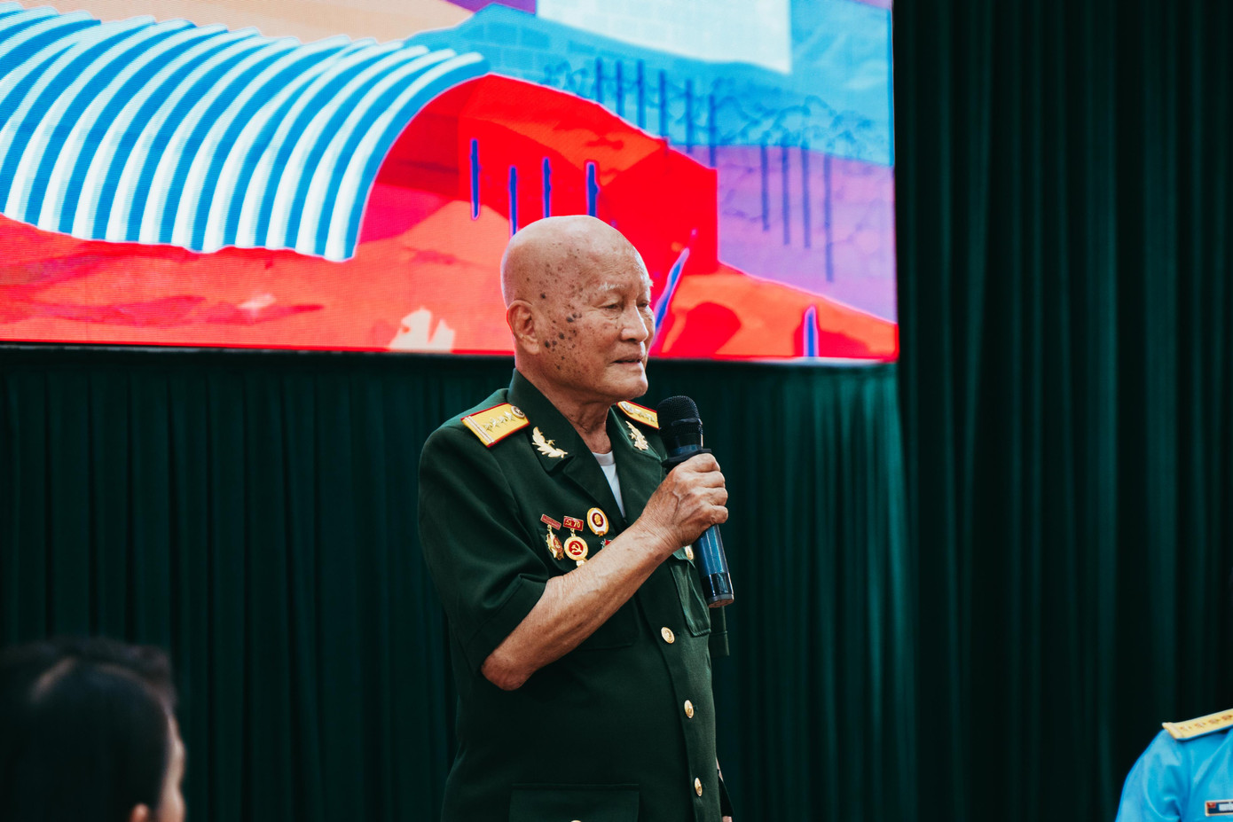 Ở độ tuổi 90, kys ức về những năm tháng tuổi trẻ tại chiến trường hiện lên thật vẹn nguyên, cảm động và đầy hấp dẫn qua câu chuyện của Đại tá Trần Thịnh Tần.