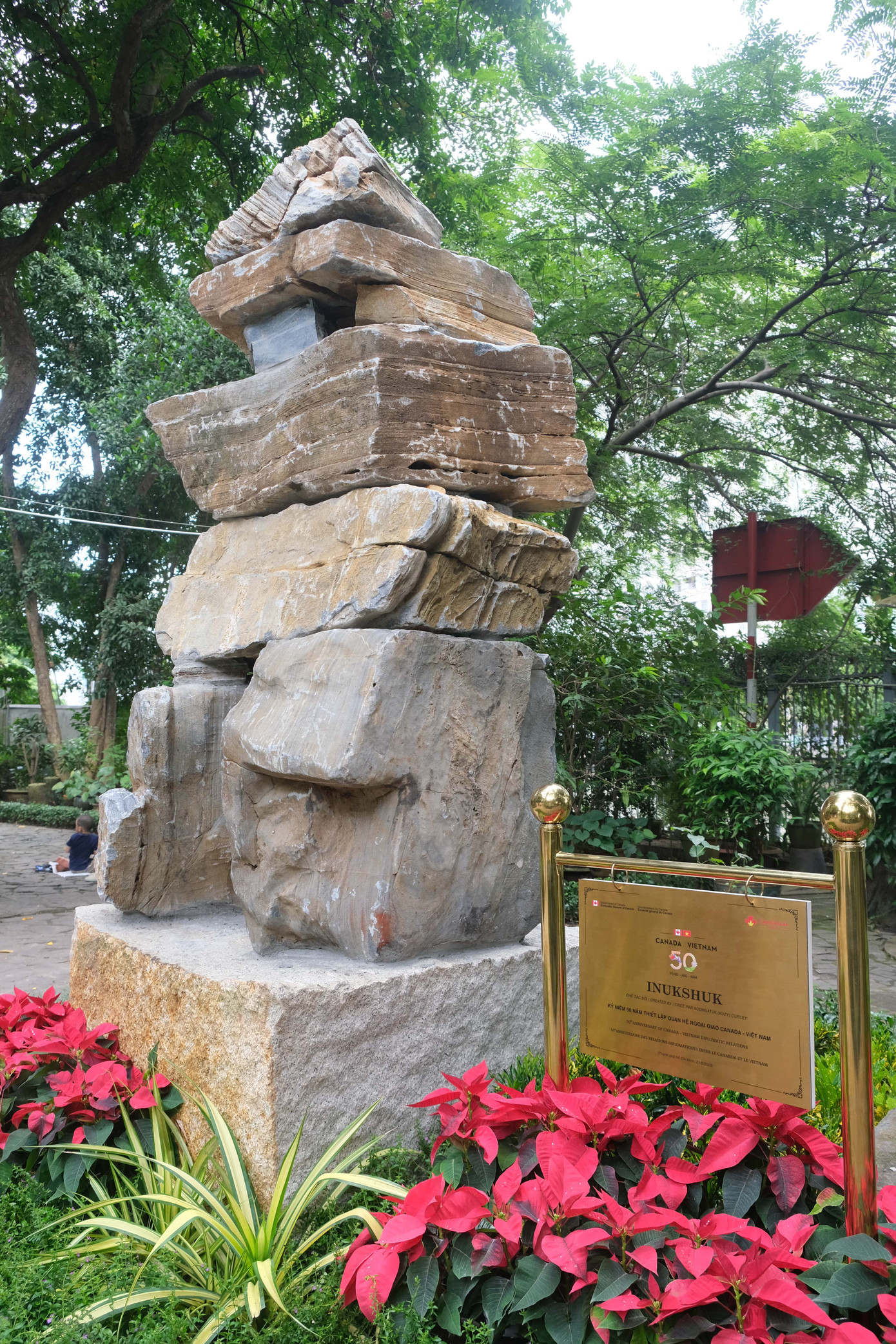 Bức tượng Inukshuk, được chế tác bởi nghệ nhân Cree Par Koomatuk, biểu tượng cho "Cột mốc vàng" 50 năm mối quan hệ ngoại giao Việt Nam - Canada. (Ảnh: Phú Quang) Bức tượng Inukshuk, được chế tác bởi nghệ nhân Cree Par Koomatuk, biểu tượng cho "Cột mốc vàng" 50 năm mối quan hệ ngoại giao Việt Nam - Canada. (Ảnh: Phú Quang)