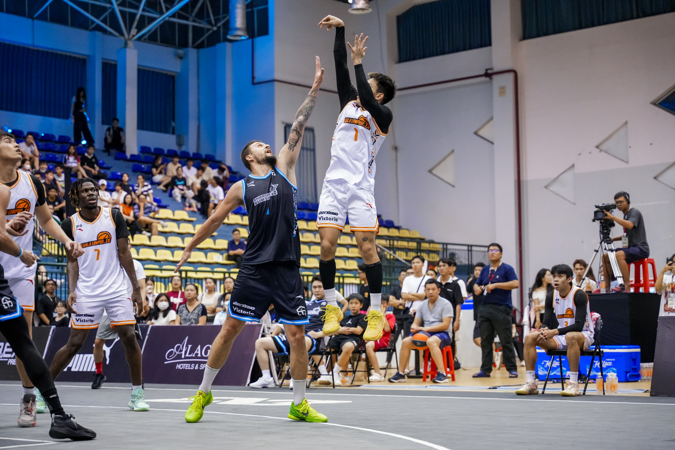 Cầu thủ Kuala Lampur.EXE phải bật rất cao mới tìm được góc ném trước chiều cao và sải tay vượt trội của các cầu thủ Shanghai Surtai.EXE. Cầu thủ Kuala Lampur.EXE phải bật rất cao mới tìm được góc ném trước chiều cao và sải tay vượt trội của các cầu thủ Shanghai Surtai.EXE.