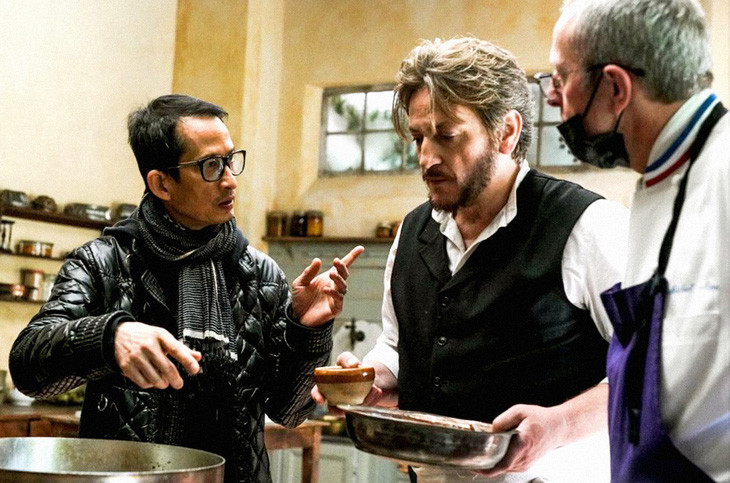 Đạo diễn Trần Anh Hùng chỉ đạo sản xuất. Ảnh: Offret Christophe. Đạo diễn Trần Anh Hùng chỉ đạo sản xuất. Ảnh: Offret Christophe.