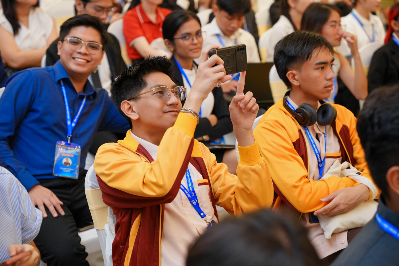 Diễn đàn có sự góp mặt của 100 đại biểu ưu tú, đại diện cho 37 trường đại học ở 10 quốc gia.