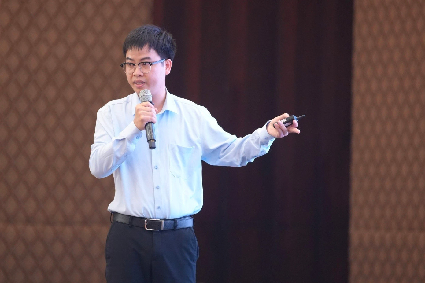 Tiến sĩ Phạm Huy Hiệu (31 tuổi) với hai công trình nghiên cứu thuộc lĩnh vực ứng dụng AI vào chăm sóc sức khỏe.