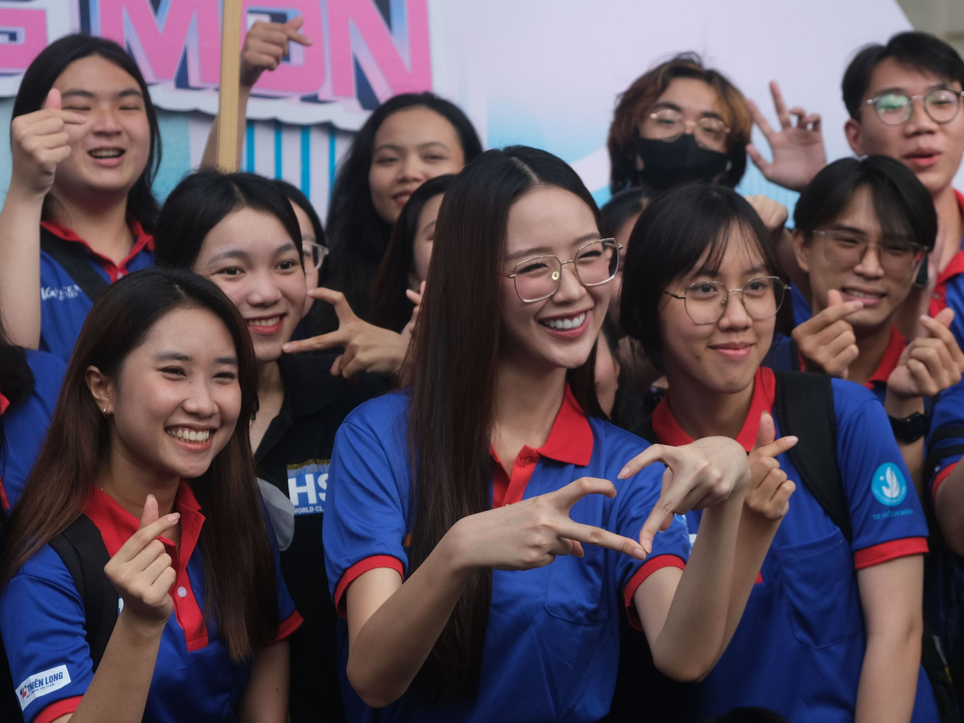 Hoa hậu Lê Nguyễn Bảo Ngọc giao lưu cùng các tình nguyện viên Tiếp sức mùa thi năm 2024.