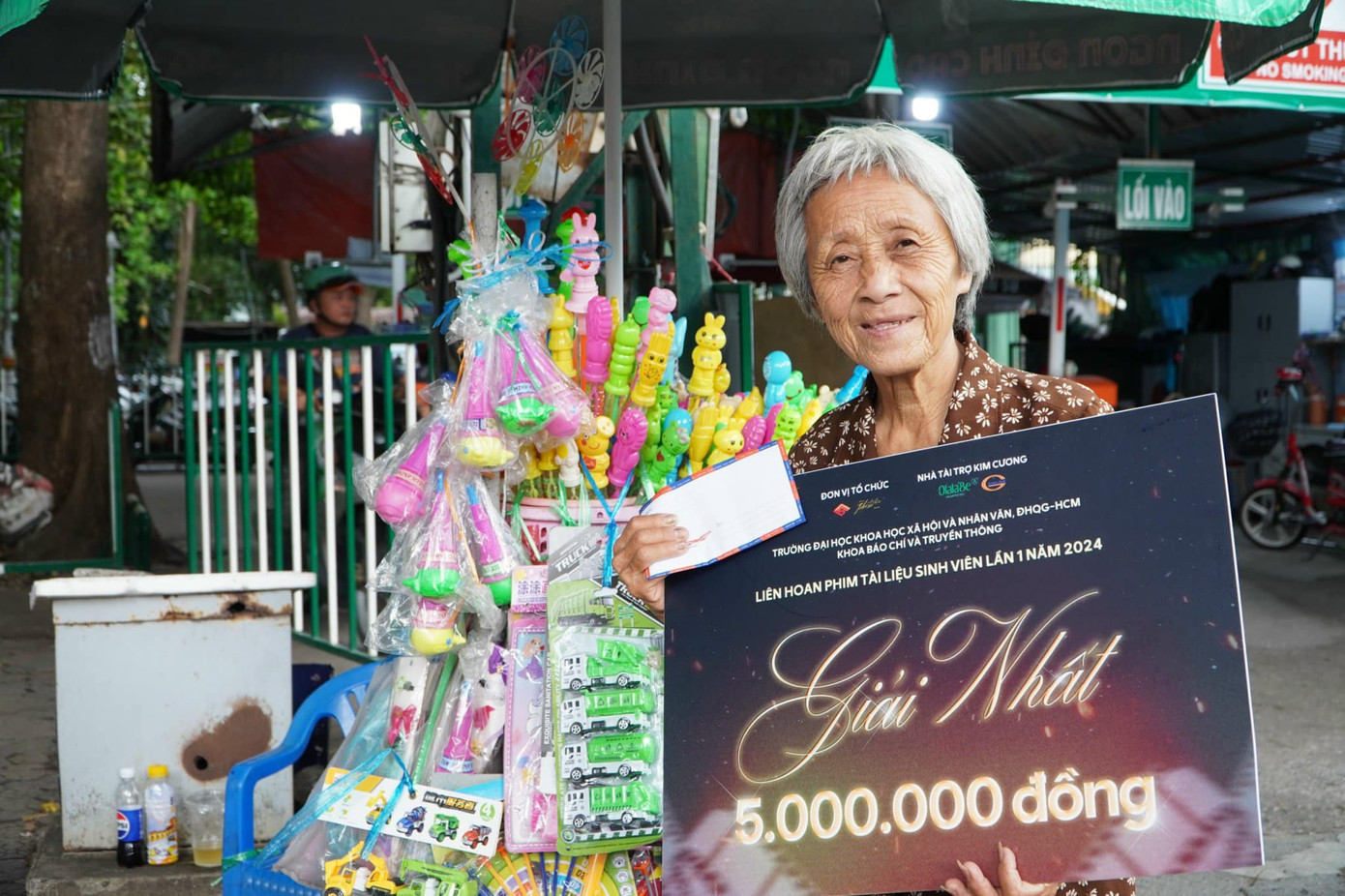 Bà Tuyết Mai, nhân vật chính của bộ phim "Nội Mai" - Giải nhất Liên hoan phim tài liệu sinh viên Lần 1. Ảnh: Khoa Báo chí Truyền thông (ĐH KHXH&NV TPHCM) Bà Tuyết Mai, nhân vật chính của bộ phim "Nội Mai" - Giải nhất Liên hoan phim tài liệu sinh viên Lần 1. Ảnh: Khoa Báo chí Truyền thông (ĐH KHXH&NV TPHCM)