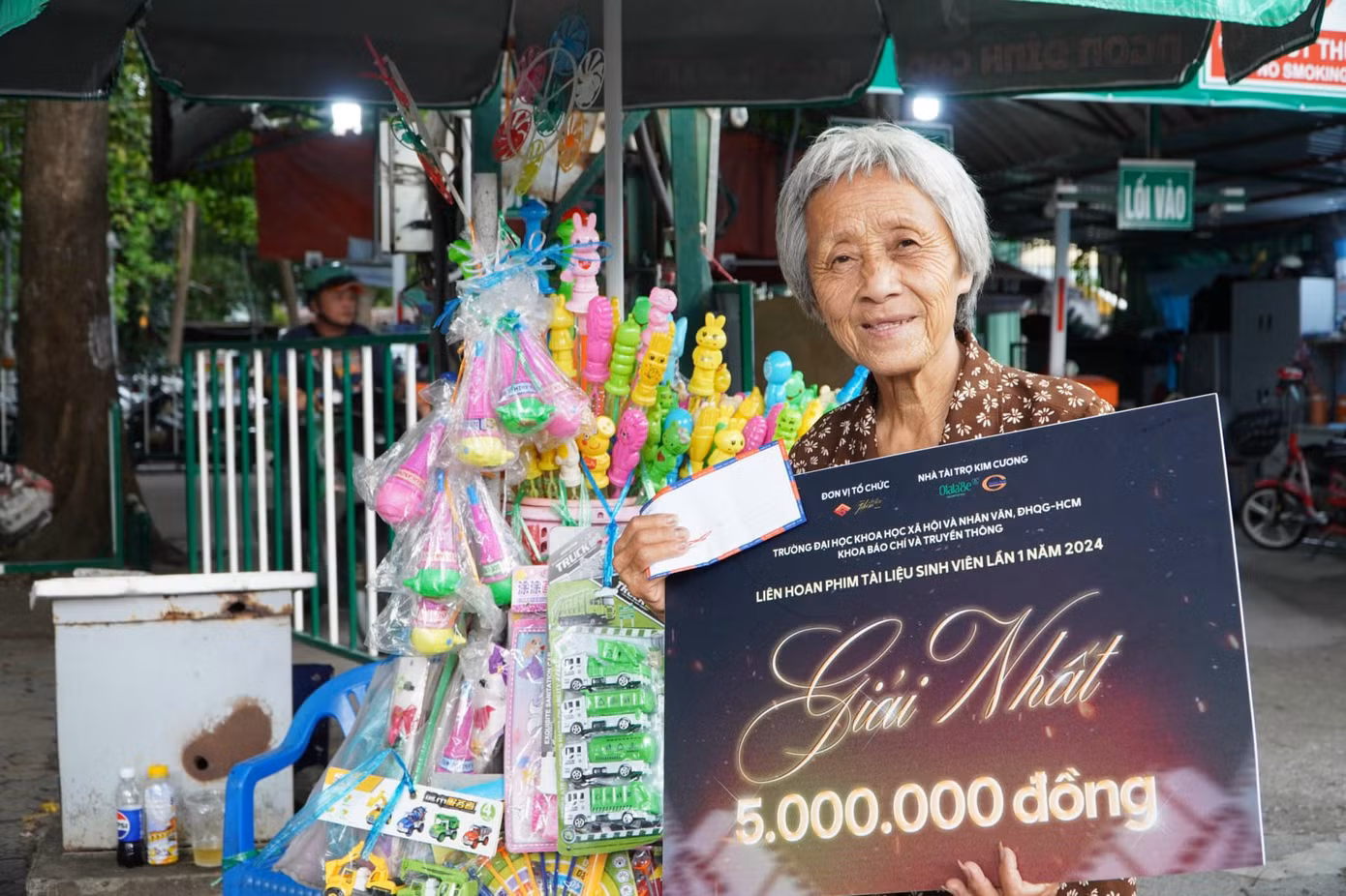 Bà Tuyết Mai, nhân vật chính của bộ phim "Nội Mai" - Giải nhất Liên hoan phim tài liệu sinh viên Lần 1. Ảnh: Khoa Báo chí Truyền thông (ĐH KHXH&NV TPHCM) Bà Tuyết Mai, nhân vật chính của bộ phim "Nội Mai" - Giải nhất Liên hoan phim tài liệu sinh viên Lần 1. Ảnh: Khoa Báo chí Truyền thông (ĐH KHXH&NV TPHCM)