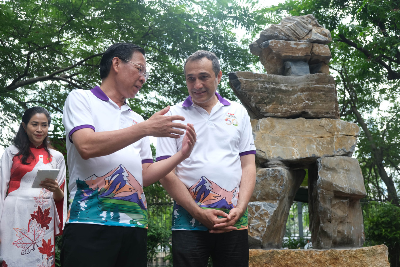 Ông Phan Văn Mãi và ông Behzad Babakhani trò chuyện trong lễ khánh thành và trao tặng biểu tượng Inukshuk tại Thảo Cầm Viên. (Ảnh: Phú Quang) Ông Phan Văn Mãi và ông Behzad Babakhani trò chuyện trong lễ khánh thành và trao tặng biểu tượng Inukshuk tại Thảo Cầm Viên. (Ảnh: Phú Quang)