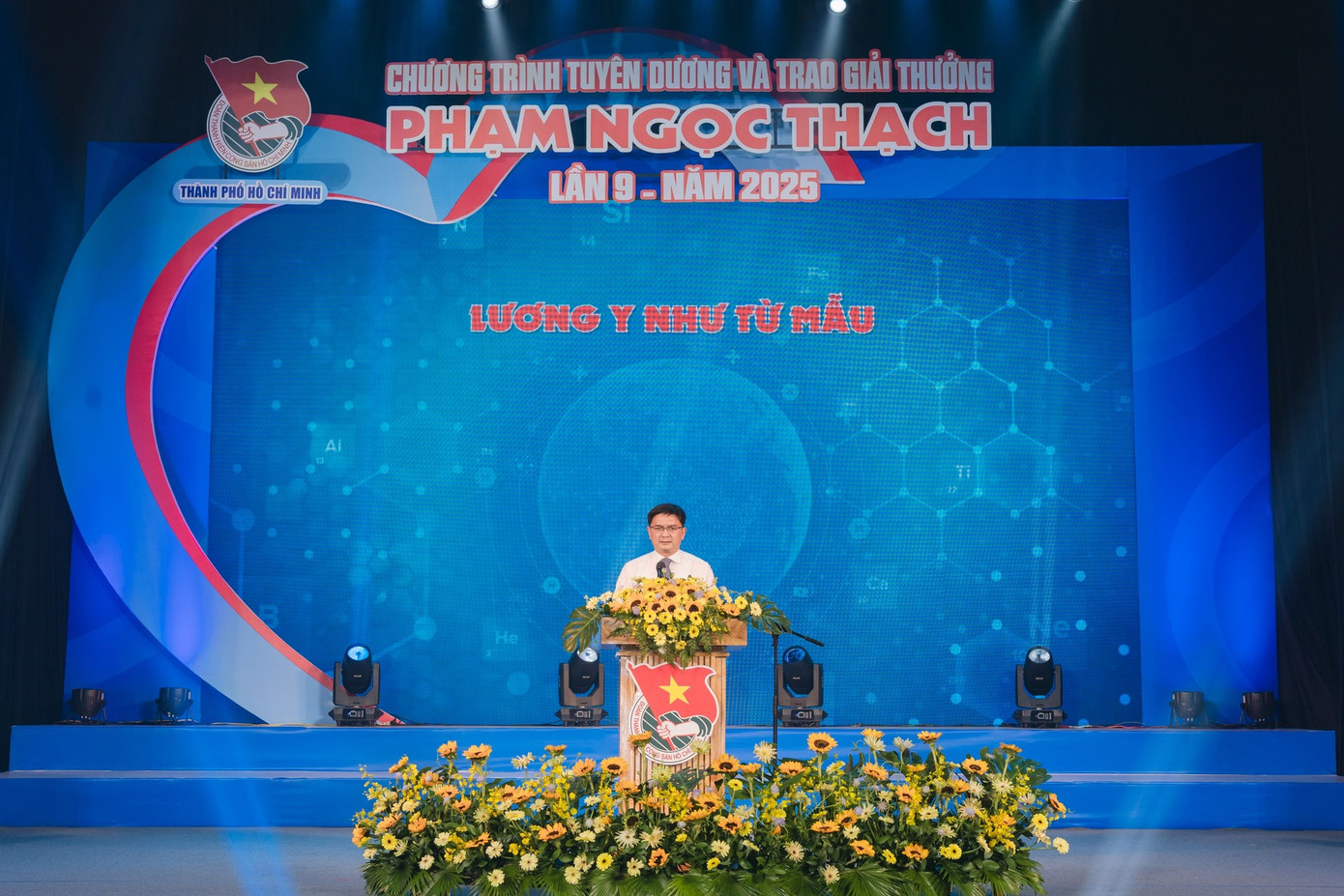 Ông Nguyễn Mạnh Cường, Trưởng ban Tuyên giáo và Dân vận Thành ủy TPHCM, phát biểu chúc mừng 73 gương thầy thuốc trẻ tiêu biểu.