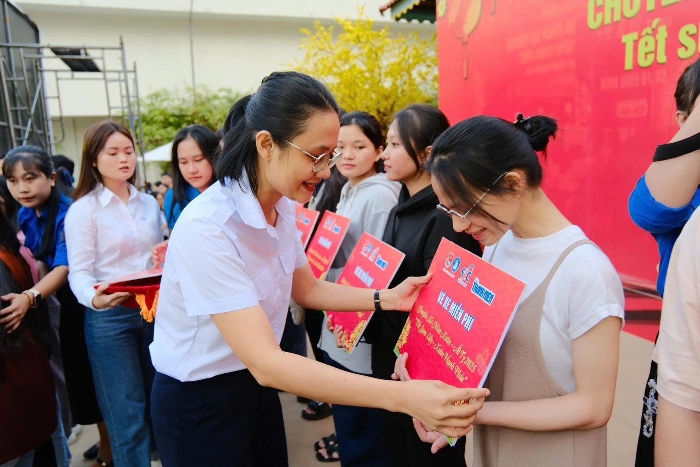 Chị Trần Thu Hà - Chủ tịch Hội sinh viên Việt Nam TPHCM, trao vé xe 0 đồng cho sinh viên.