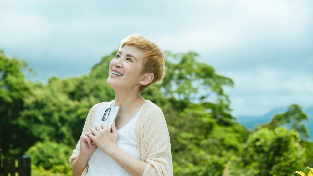 Tình yêu trở lại trong cuộc sống Dư Tiếu Cầm nhưng đằng sau chiếc điện thoại là cả một tổ chức lừa đảo tinh vi.