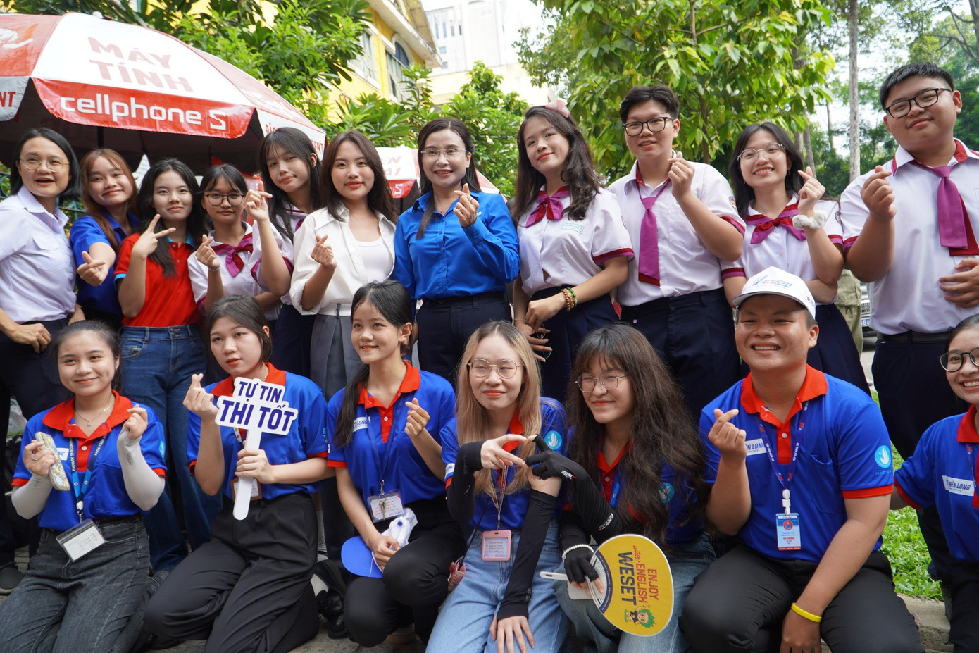 Đồng hành cùng chị Nguyễn Phạm Duy Trang - Bí thư T.Ư Đoàn, hoa hậu Lê Nguyễn Bảo Ngọc và ca sĩ Phương Mỹ Chi đã góp phần động viên tinh thần cho các thí sinh và tình nguyện viên trong ngày thi đầu tiên. Đồng hành cùng chị Nguyễn Phạm Duy Trang - Bí thư T.Ư Đoàn, hoa hậu Lê Nguyễn Bảo Ngọc và ca sĩ Phương Mỹ Chi đã góp phần động viên tinh thần cho các thí sinh và tình nguyện viên trong ngày thi đầu tiên.