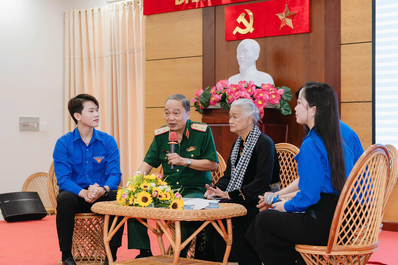 Trung tướng Phạm Văn Dỹ - Nguyên Bí thư Đảng uỷ, nguyên Chính uỷ Quân khu 7, đại diện gia đình Mẹ Việt Nam Anh hùng Nguyễn Thị Xuyến - đã có những khoảnh khắc lắng đọng, chia sẻ cảm xúc của gia đình khi được họa sĩ Đặng Ái Việt vẽ lại chân dung người Mẹ đáng kính. Trung tướng Phạm Văn Dỹ - Nguyên Bí thư Đảng uỷ, nguyên Chính uỷ Quân khu 7, đại diện gia đình Mẹ Việt Nam Anh hùng Nguyễn Thị Xuyến - đã có những khoảnh khắc lắng đọng, chia sẻ cảm xúc của gia đình khi được họa sĩ Đặng Ái Việt vẽ lại chân dung người Mẹ đáng kính.