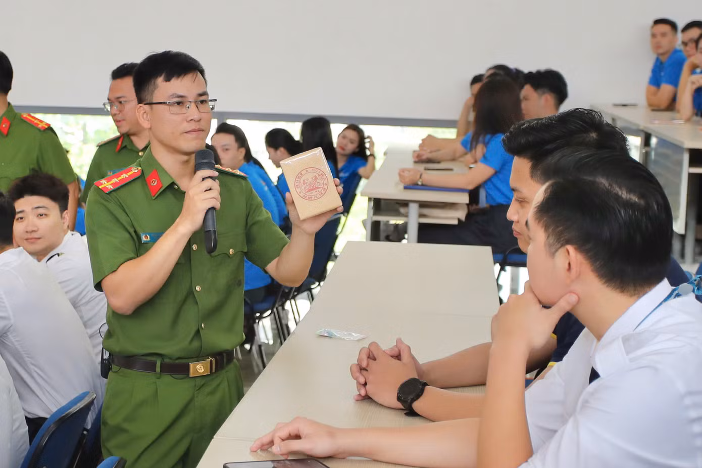 Đại úy Trần Vĩnh Chiến - Gương mặt trẻ Việt Nam tiêu biểu 2024 - đã mang đến một "buổi học" trực quan, thiết thực về tác hại của ma túy; thuốc lá điện tử, bóng cười,... tình hình tội phạm ma tuý tại Việt Nam, tại TPHCM; thủ đoạn của tội phạm ma tuý trong lĩnh vực hàng không, tội phạm ma tuý trên không gian mạng....