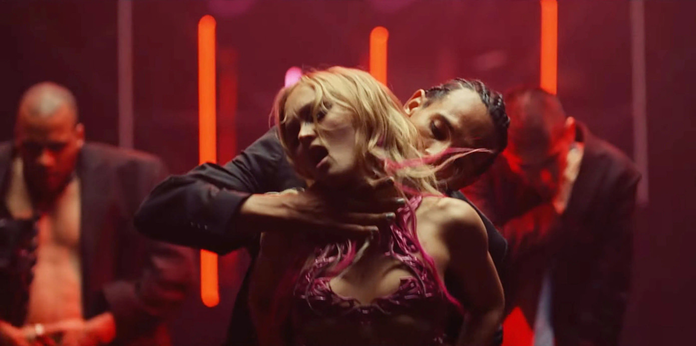 Giới phê bình nhận định phim lợi dụng cảnh "nóng", cơ thể diễn viên để câu view. Ảnh: HBO