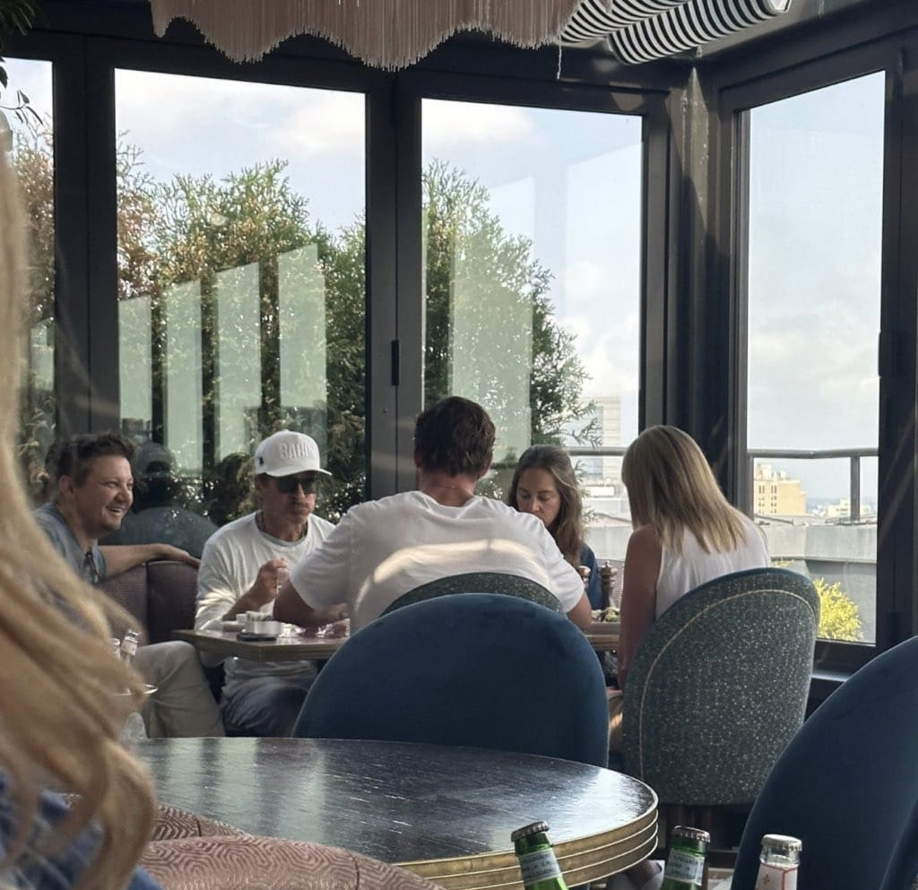 Hemsworth, Downey, vợ của họ và Renner được chụp ảnh đang ăn tối, trò chuyện tại nhà hàng Contessa trong khách sạn 5 sao Newbury Boston vào thứ bảy. Hemsworth, Downey, vợ của họ và Renner được chụp ảnh đang ăn tối, trò chuyện tại nhà hàng Contessa trong khách sạn 5 sao Newbury Boston vào thứ bảy.