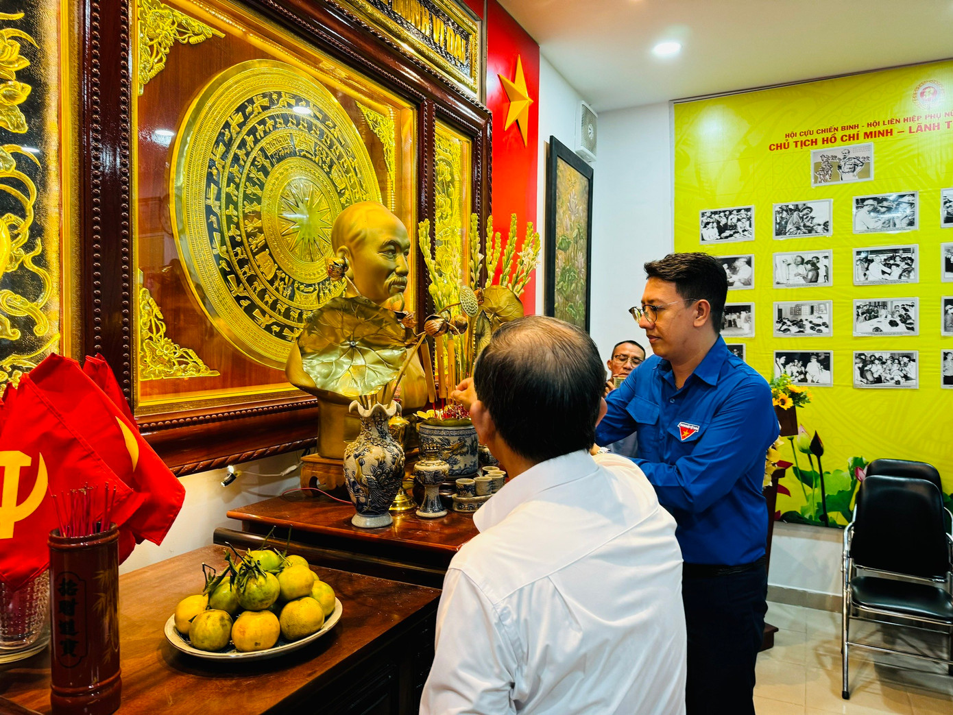 Các đồng chí lãnh đạo, các bạn đoàn viên, thanh niên đã dâng hương và dành một phút mặc niệm để tưởng nhớ công lao to lớn của Chủ tịch Hồ Chí Minh và hương linh Anh hùng liệt sĩ.