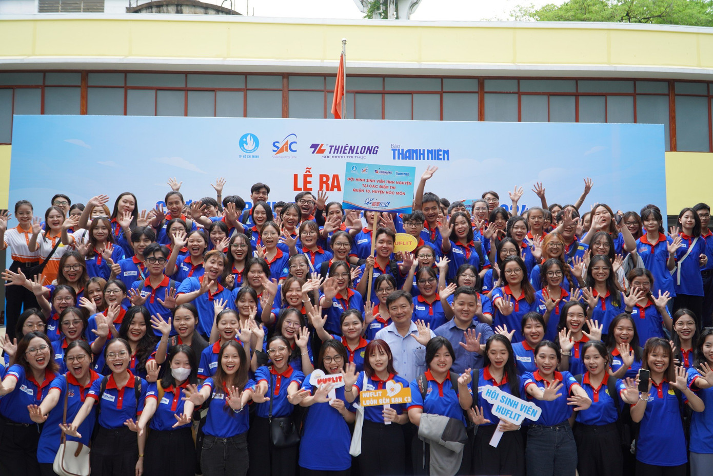 Bầu không khí tràn đầy năng lượng nhiệt huyết tuổi trẻ trong buổi ra quân.