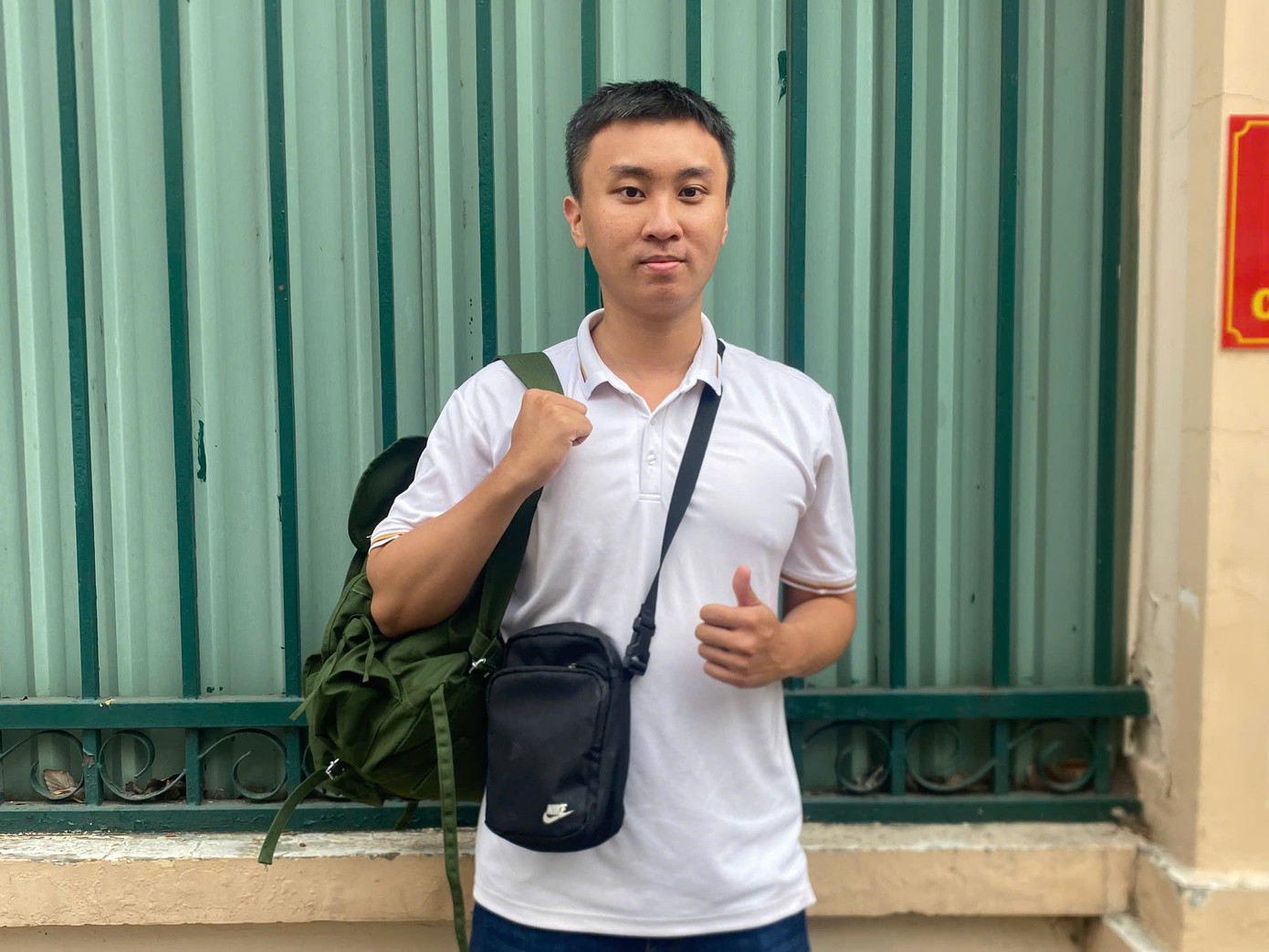 Huỳnh Thiên Anh (SN 2002) trong ngày nhận quân tư trang tại Công an Quận 5, bắt đầu cuộc hành trình tiếp nối truyền thống gia đình.