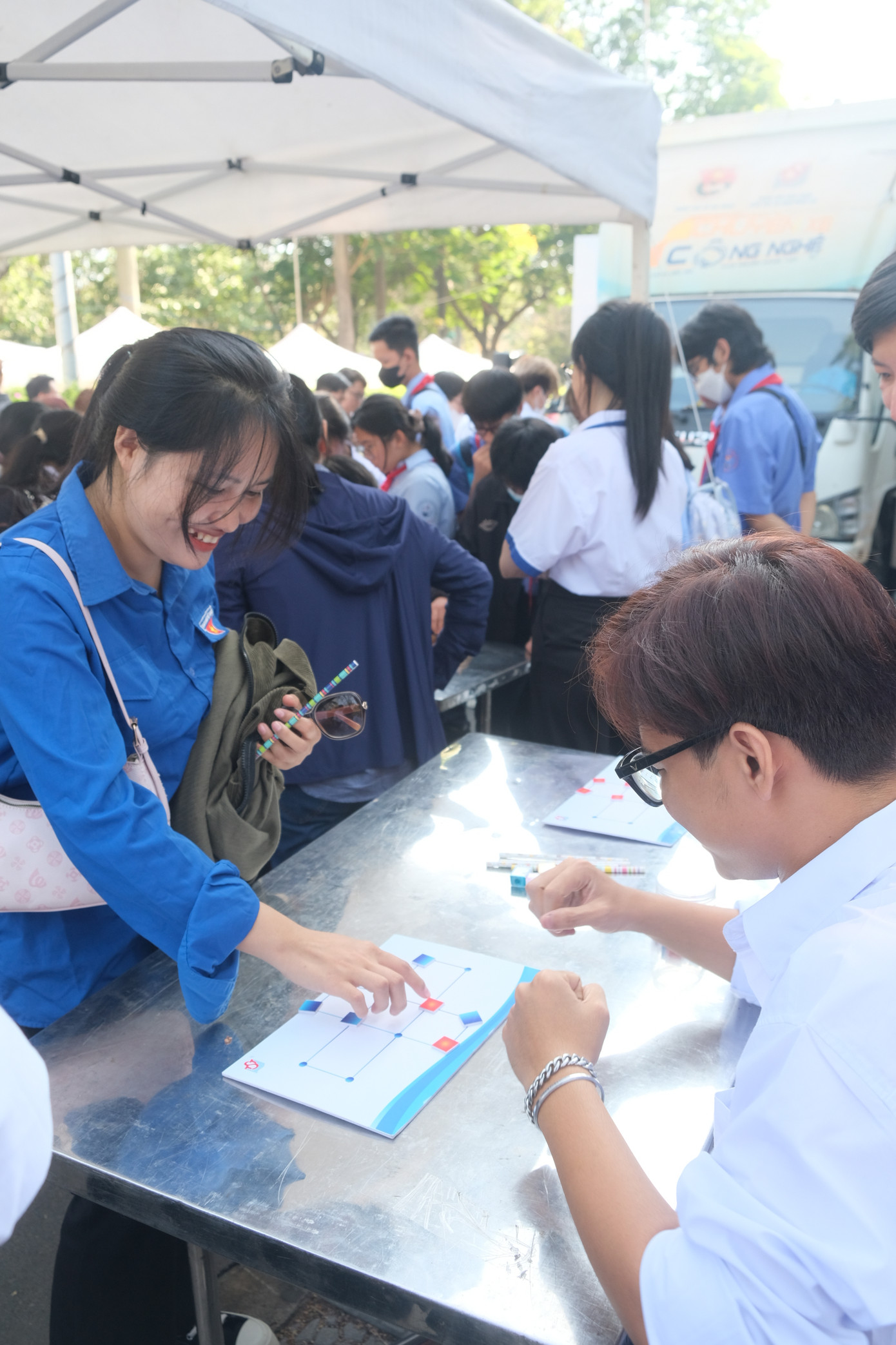 Các hoạt động thú vị của đoàn viên, thanh niên song hành cùng buổi lễ. Các hoạt động thú vị của đoàn viên, thanh niên song hành cùng buổi lễ.