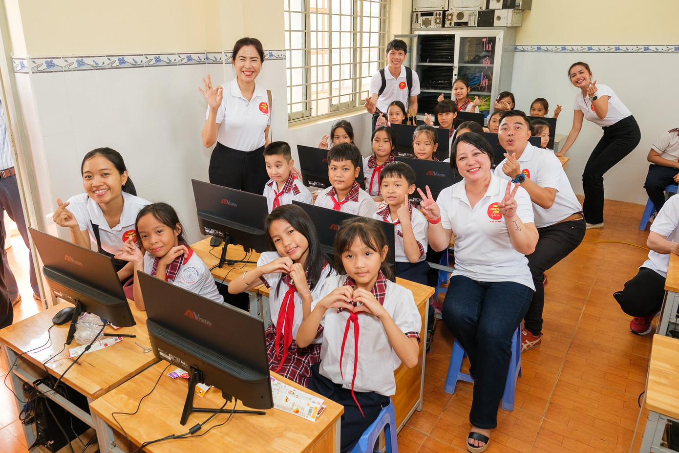 Sự có mặt và các hoạt động của 60 nghệ sĩ đã thắp sáng nụ cười cho trẻ em và bà con tại Đắk Nông. Ảnh: Nguyễn Hiền Sự có mặt và các hoạt động của 60 nghệ sĩ đã thắp sáng nụ cười cho trẻ em và bà con tại Đắk Nông. Ảnh: Nguyễn Hiền