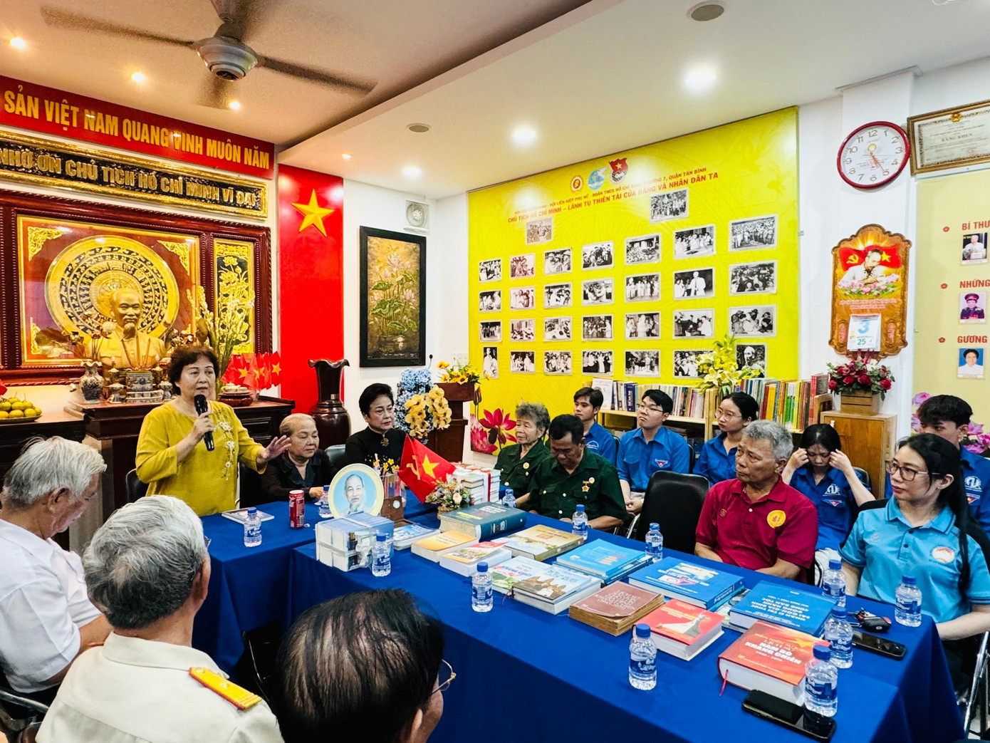 Buổi giao lưu với các nhân chứng lịch sử.