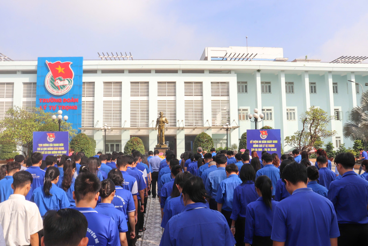 Lễ dâng hoa tưởng nhớ anh Lý Tự Trọng tại Trường Đoàn Lý Tự Trọng. Lễ dâng hoa tưởng nhớ anh Lý Tự Trọng tại Trường Đoàn Lý Tự Trọng.