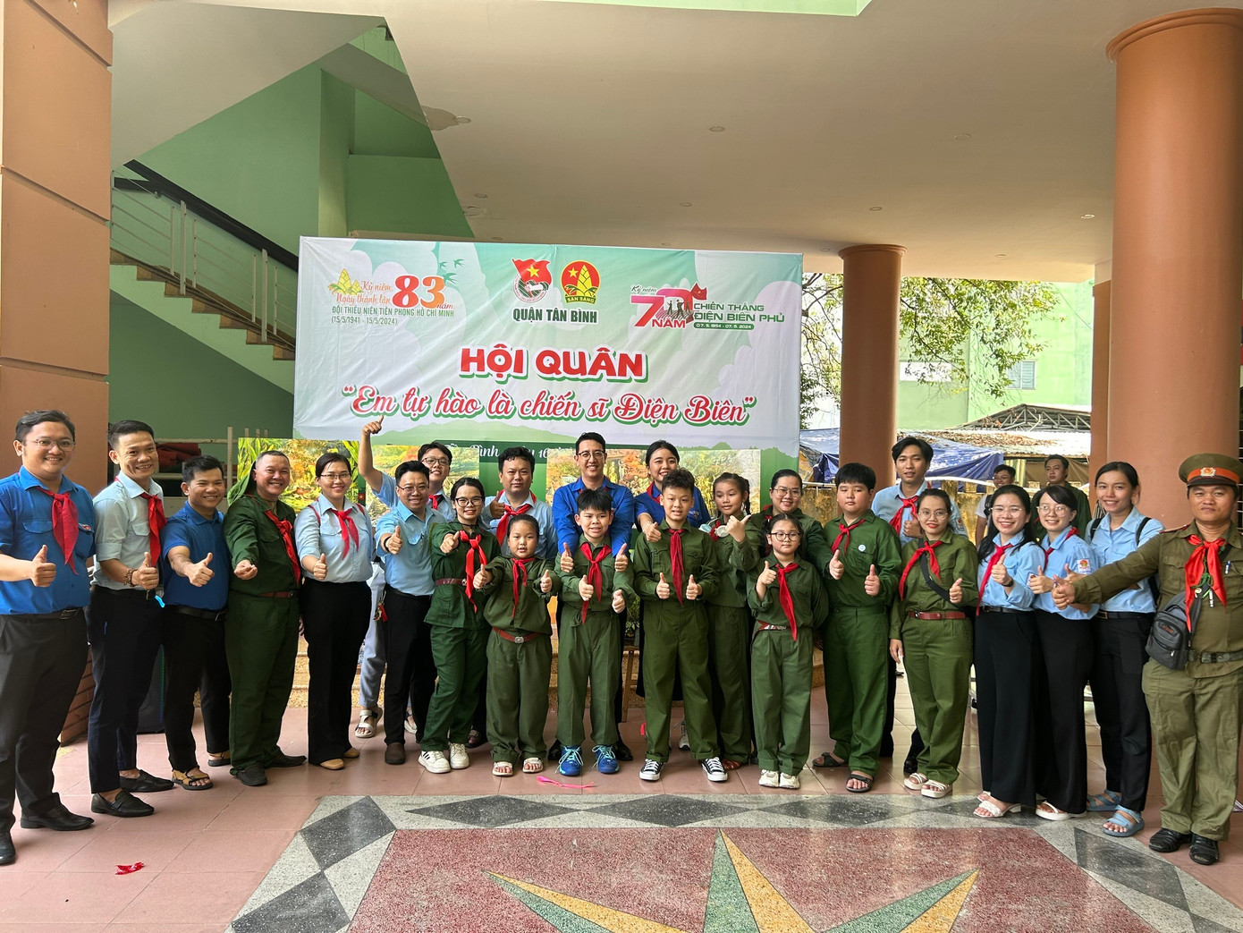 Ban Tổ chức Hội quân chụp ảnh lưu niệm với các chiến sĩ nhỏ tiêu biểu. Ban Tổ chức Hội quân chụp ảnh lưu niệm với các chiến sĩ nhỏ tiêu biểu.