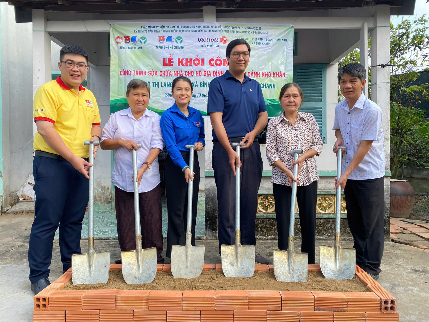 Chiến sĩ Xuân tình nguyện khởi công sửa chữa nhà đại đoàn kết tại Huyện Bình Chánh. Chiến sĩ Xuân tình nguyện khởi công sửa chữa nhà đại đoàn kết tại Huyện Bình Chánh.