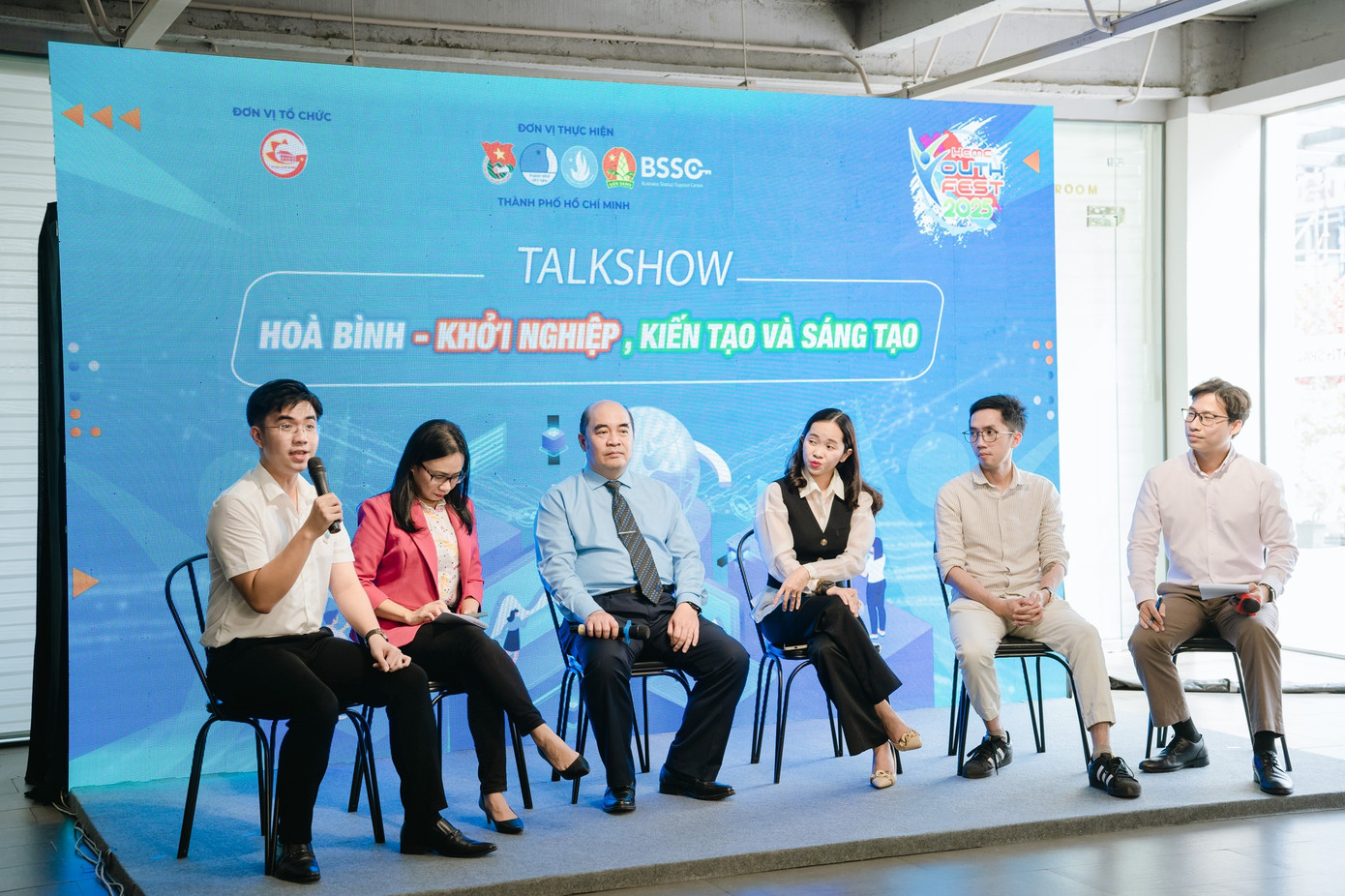 Các khách mời, là những chuyên gia trong lĩnh vực kinh doanh, khởi nghiệp, đã mang đến nhiều câu chuyện truyền cảm hứng cho các bạn trẻ. Các khách mời, là những chuyên gia trong lĩnh vực kinh doanh, khởi nghiệp, đã mang đến nhiều câu chuyện truyền cảm hứng cho các bạn trẻ.